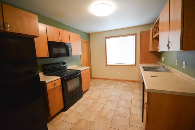 Building Photo - Beautifully updated home in prime downtown location!