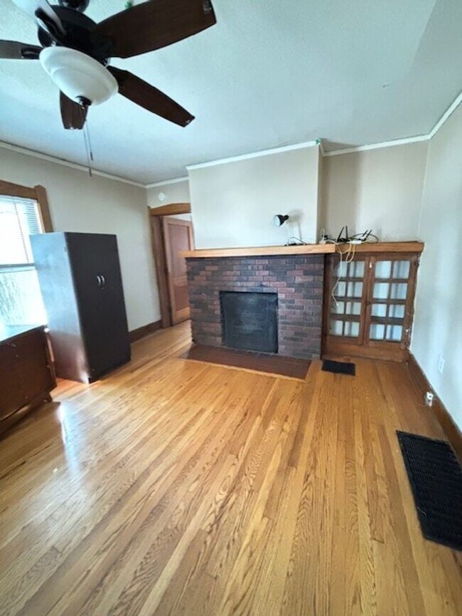 Building Photo - 401 W Elm St