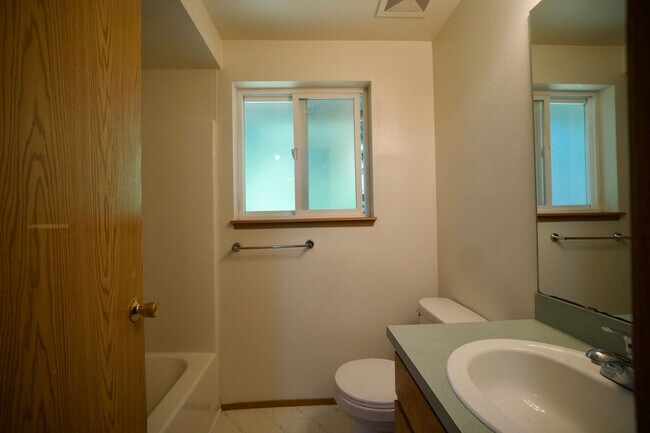 Building Photo - Spacious Townhome with Private Yard Near Lake Stevens!