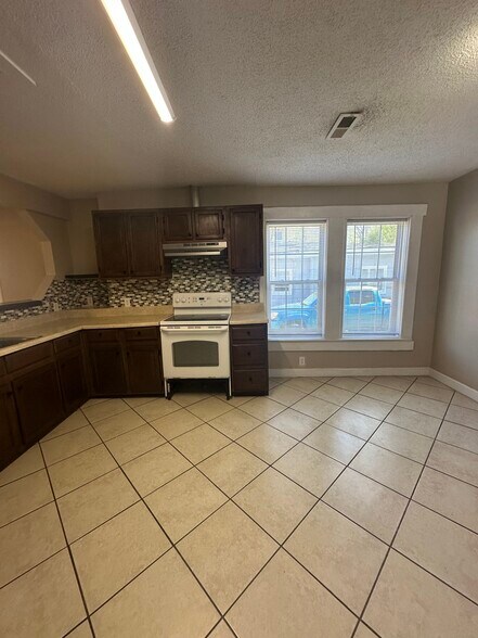 Building Photo - 407 Moir St