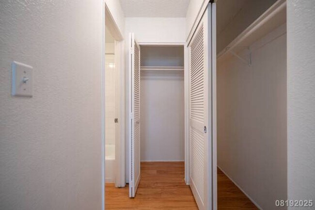 Building Photo - Bright and Cozy 2BR/1BA/1PKG unit in Royal...