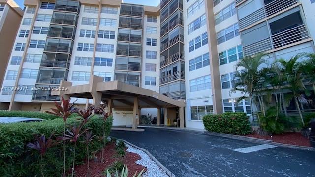 Building Photo - 1100 St Charles Pl