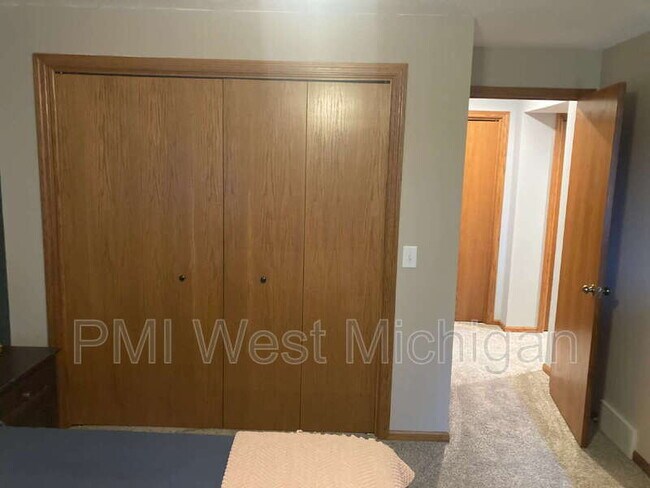 Building Photo - 1054 Fairfield Dr