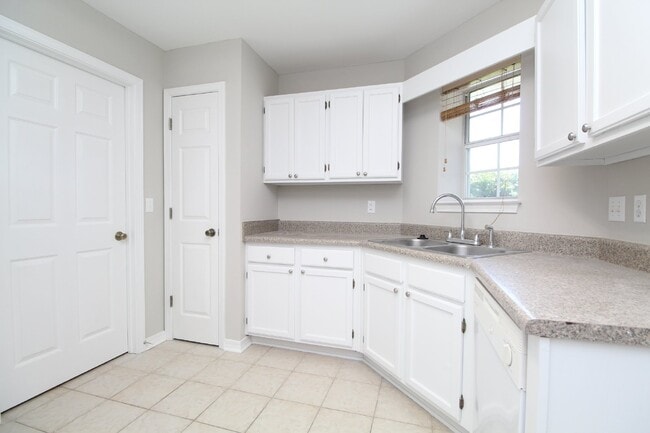 Building Photo - Northeast Pensacola 3/2 with Garage, Sunro...