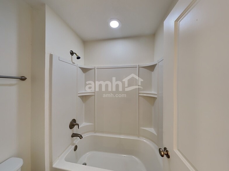 Building Photo - 405 Crestrun Loop