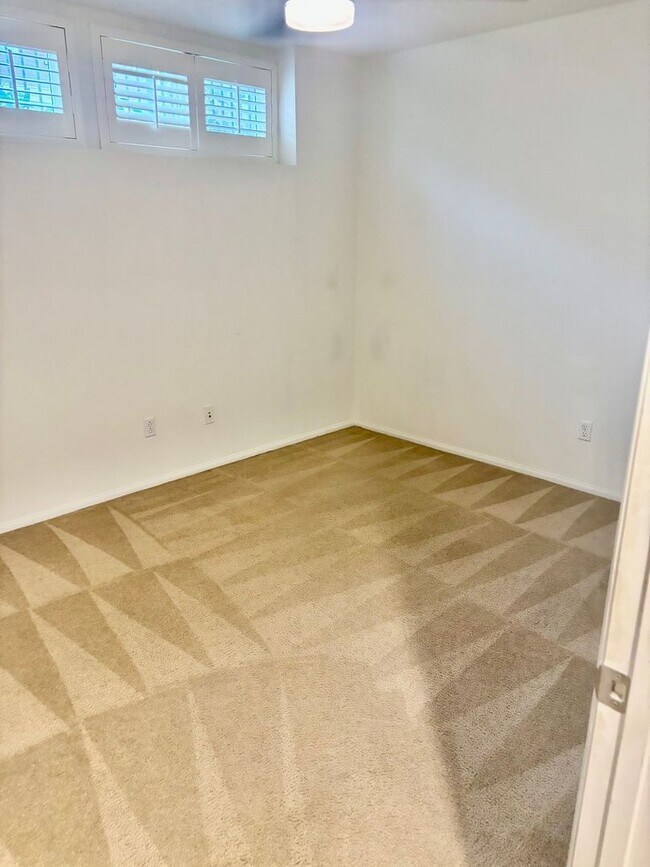 Building Photo - 1965 Oakwood Way