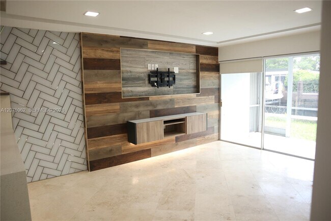 Building Photo - 13105 Ixora Ct