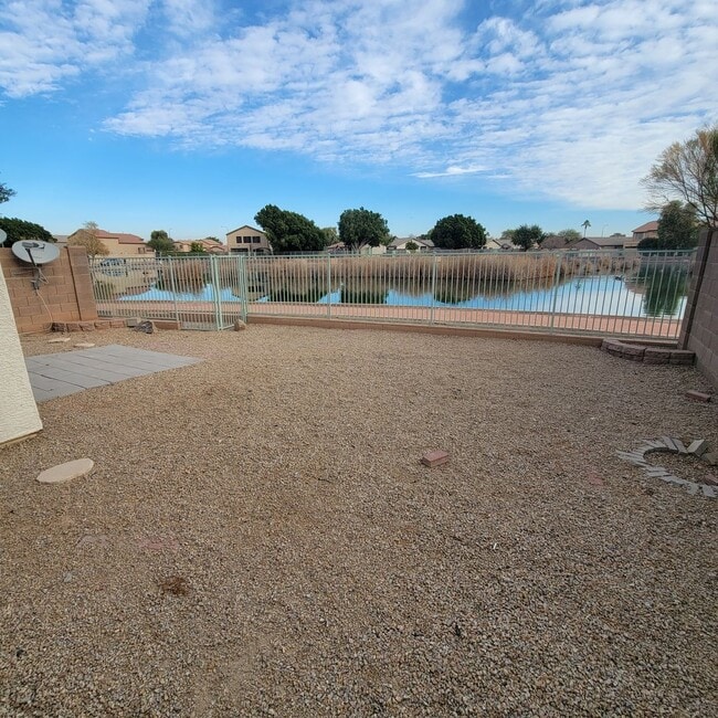 Building Photo - Large 4 Bedroom Lake Front Property on Premium Cul-De-Sac Lot