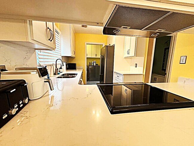 Building Photo - 5 The Corners