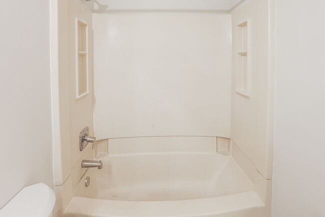 Building Photo - JUST RENOVATED Huge 3 bedroom 3 bathroom t...