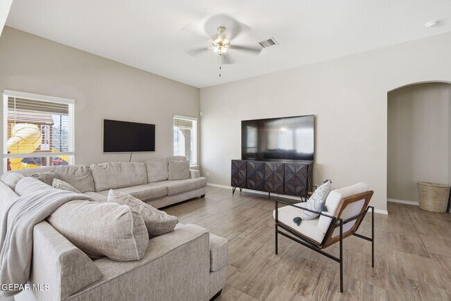 Building Photo - 13748 Villa Vista Ave