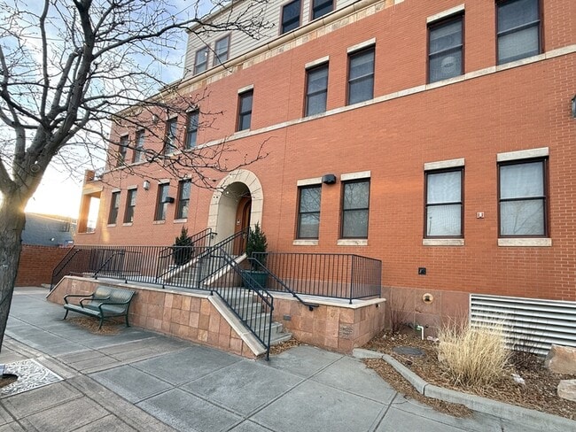 Building Photo - 261 Pine St