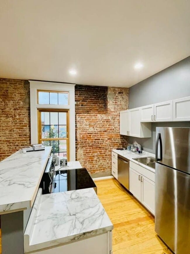 Building Photo - 702 Lincolnway