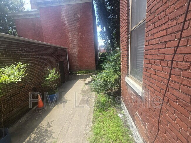 Building Photo - 1156 S Brook St
