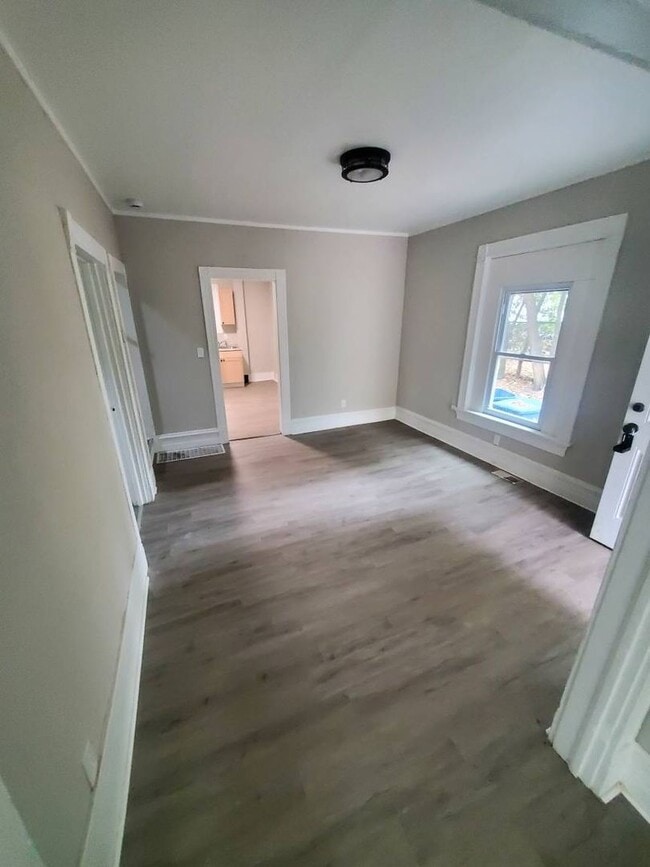 Building Photo - Charming 4-Bedroom Property in Prime Location