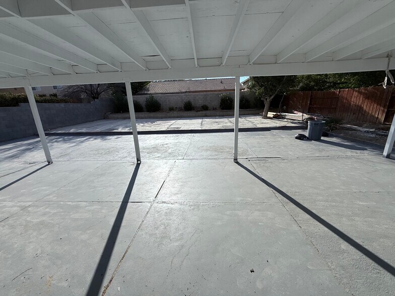 Patio with porch - 45233 Mays Ct