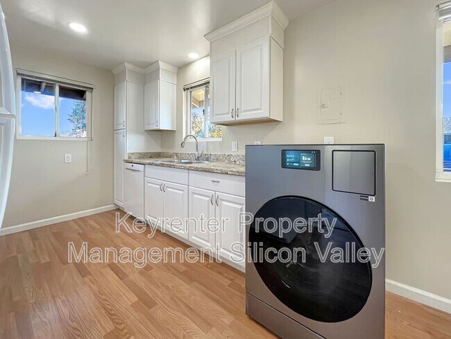 Building Photo - 878 Castlewood Dr