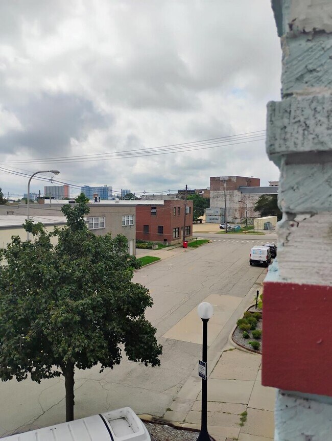 Building Photo - 1 BEDROOM 1.5 BATH IN DOWNTOWN CHAMPAIGN