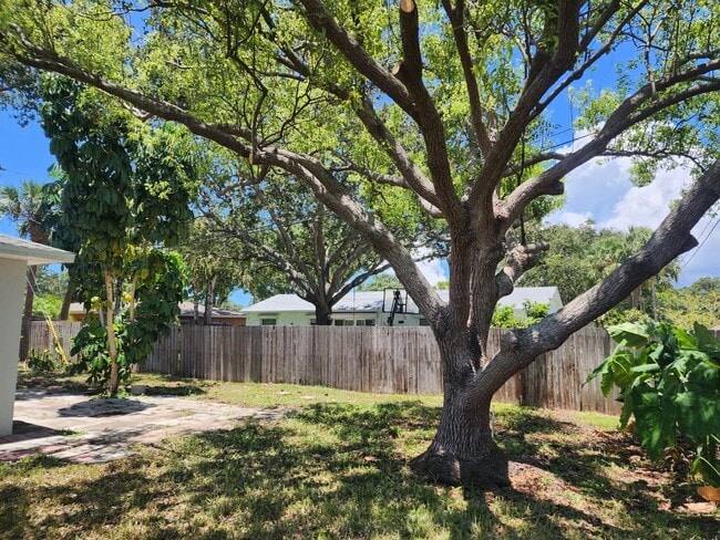 Building Photo - 3 Bedroom 2 Bath Spacious Home in Holiday Park