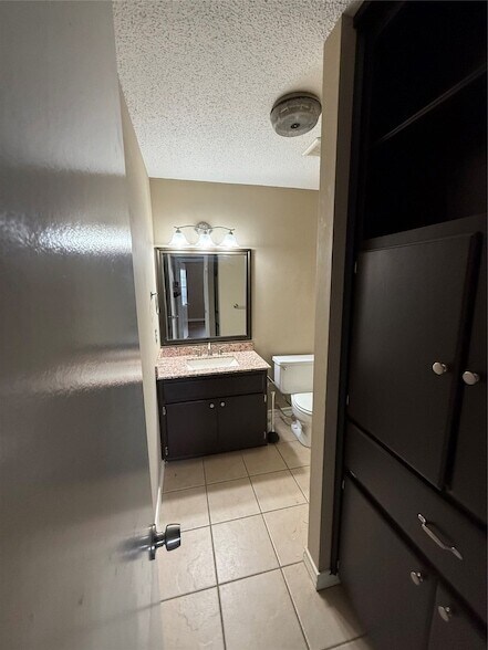 Building Photo - 614 Circle Creek Dr