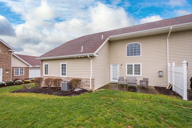 Building Photo - 72 Nicholas Dr