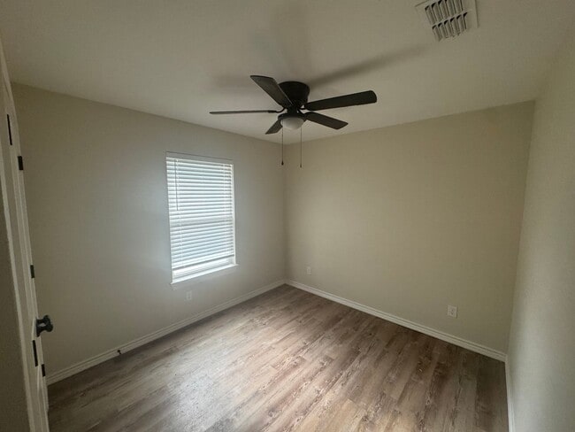 Building Photo - 3 bedroom, 2 bath