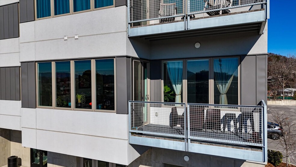 Building Photo - 411 Fairpoint St