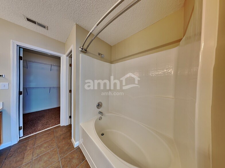 Building Photo - 136 N Honey Springs Ave