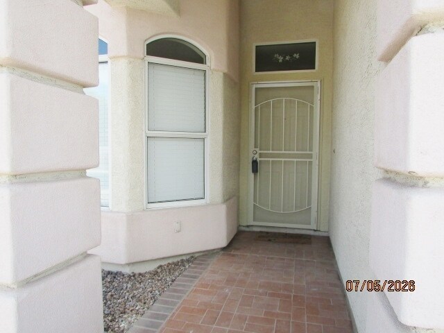 Building Photo - 6135 W Navajo Dr
