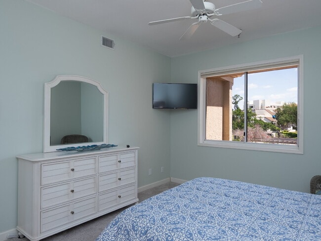 Building Photo - Luxury Furnished Longboat Key Retreat with Private Beach Club Access & Golf Course Views Remodele...