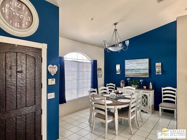 Building Photo - 9939 Vía Real