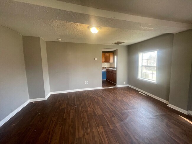 Building Photo - Cute 2 bedroom 1 bathroom house with detached garage Available