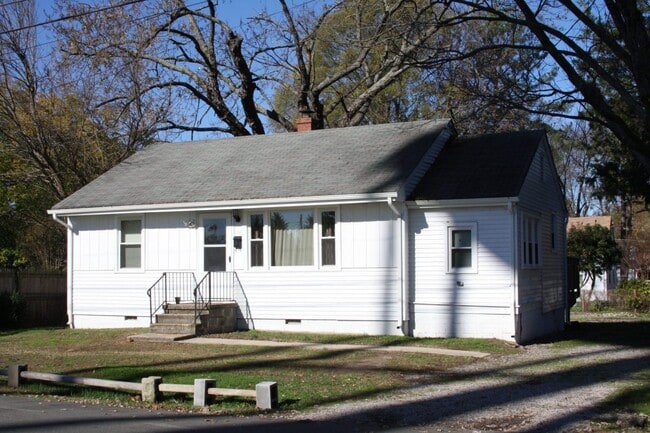 Building Photo - 104 N Cedar Ave