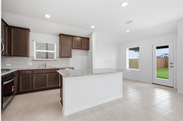 Building Photo - 825 Birdie Dr
