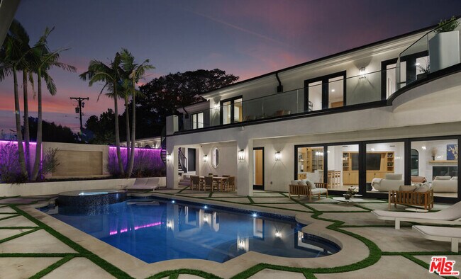 Building Photo - 7052 Dume Dr