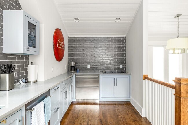 Building Photo - 3312 W Shadowlawn Ave NE