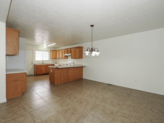 Building Photo - 2 Bedroom, 2 Bathroom Home