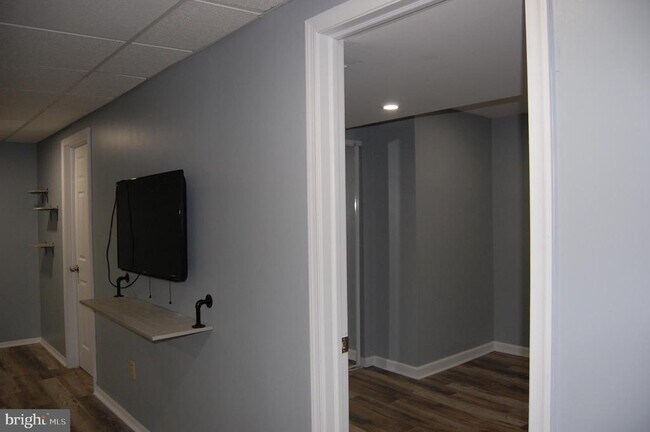 Building Photo - 131 Red Haven Dr