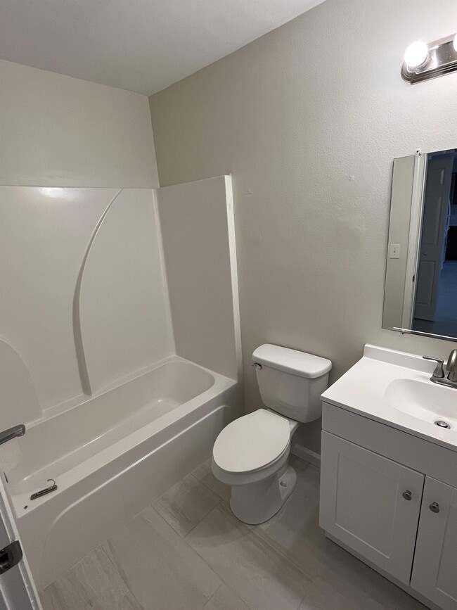 Building Photo - 19 Park Cir SE