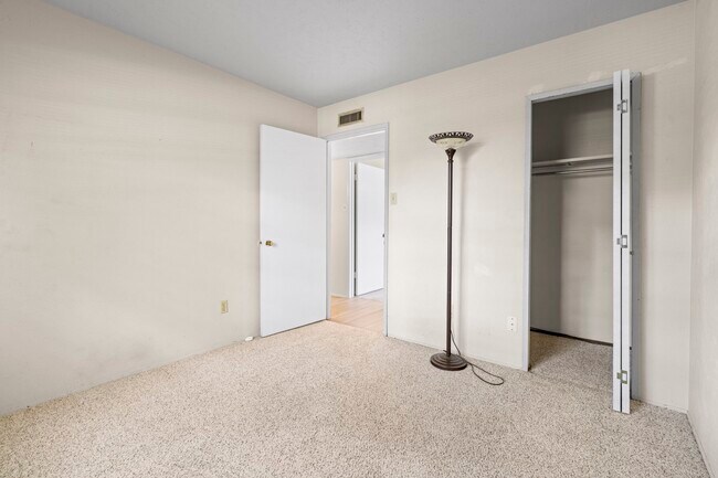 Building Photo - 2126 Turtle Creek Dr