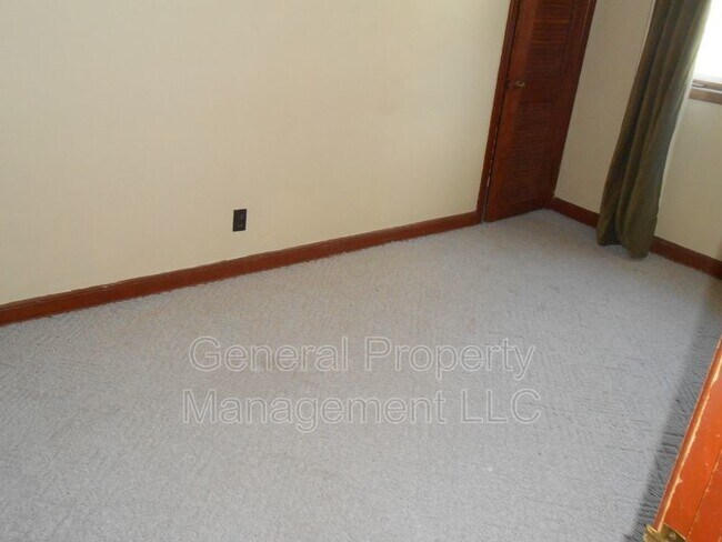 Building Photo - One Bedroom One Bath Unit in Triplex near Downtown and UWEC!