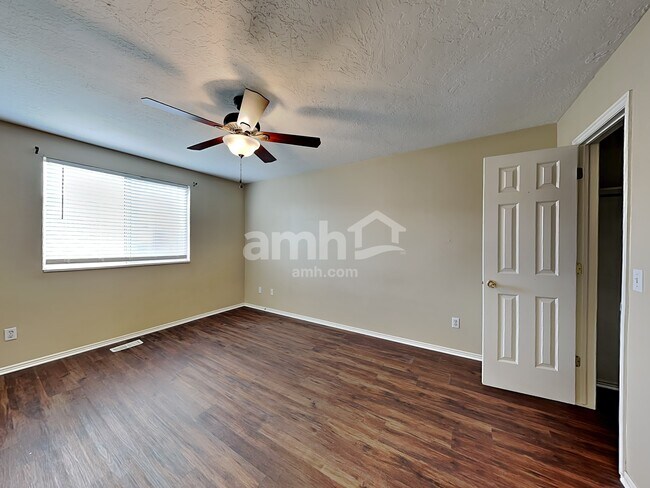 Building Photo - 5870 S Clear Vista Dr