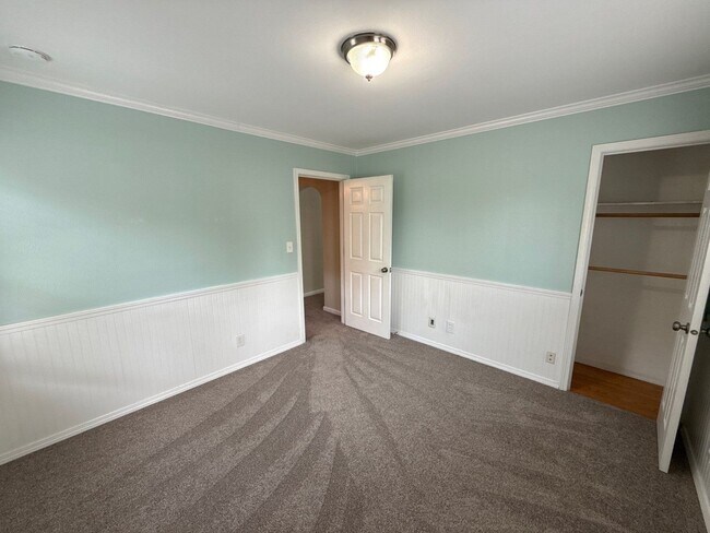 Building Photo - 4627 Thorman Ave NE
