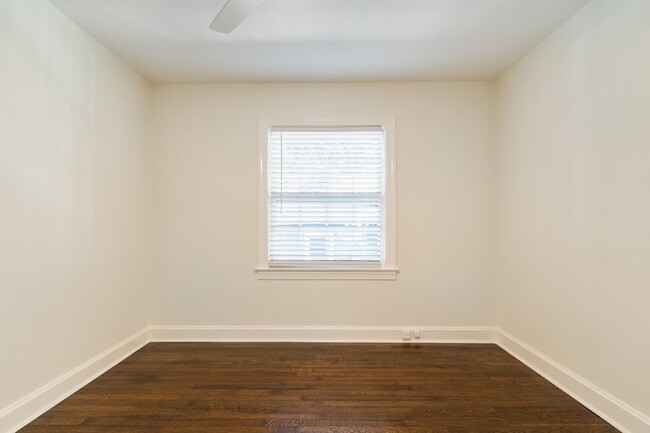 Building Photo - Freshly renovated duplex near Charlotte Av...