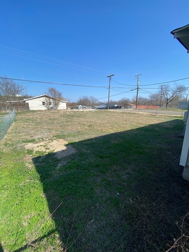 Building Photo - Charming newly renovated 3 bedroom 2 bath home