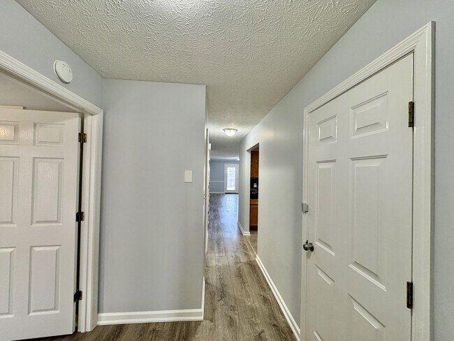 Building Photo - 101 Pinewood Dr