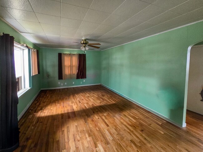 Building Photo - 635 S Cedar St