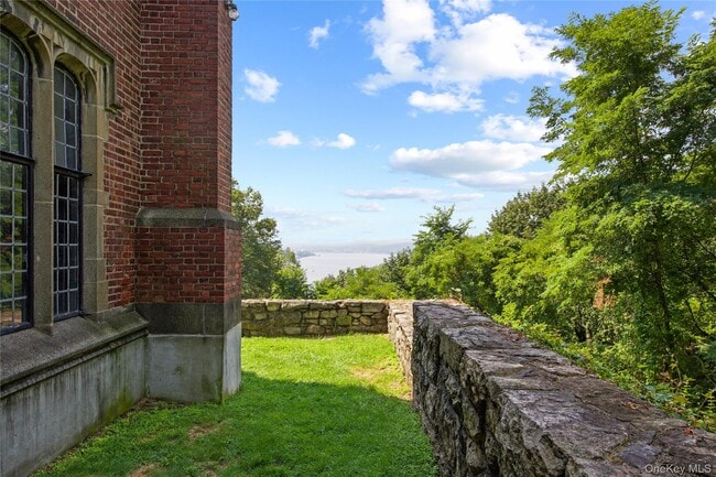 Building Photo - 320 Chateau Rive