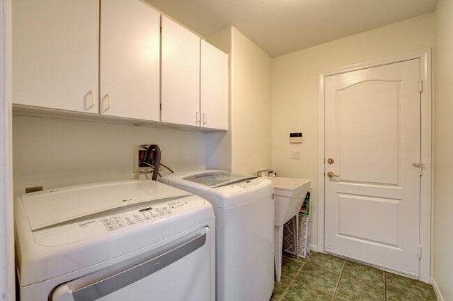 Building Photo - Beautiful Ranch Style Single Story w/Pool & View of the Las Vegas Strip