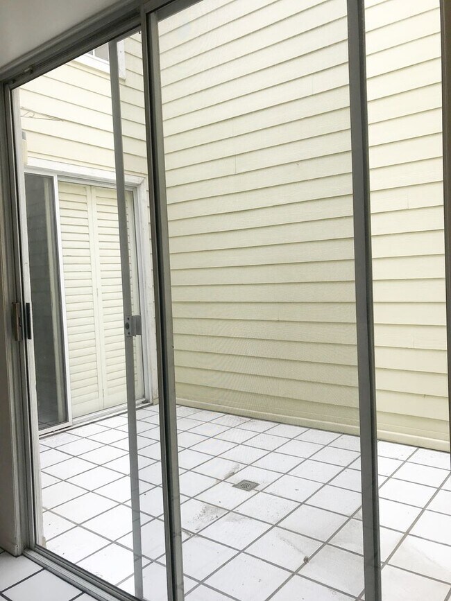 Building Photo - 3 Bedroom 2.5 bath Townhome